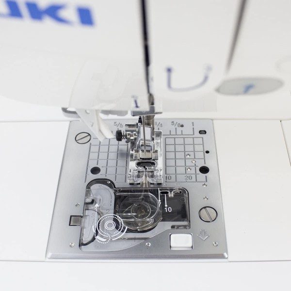 Masina de cusut de uz casnic, controlata de computer, cu afisaj LCD luminos, functie de taiere automata a firului si 180 de modele, inclusiv un font de litere. JUKI HZL-G220